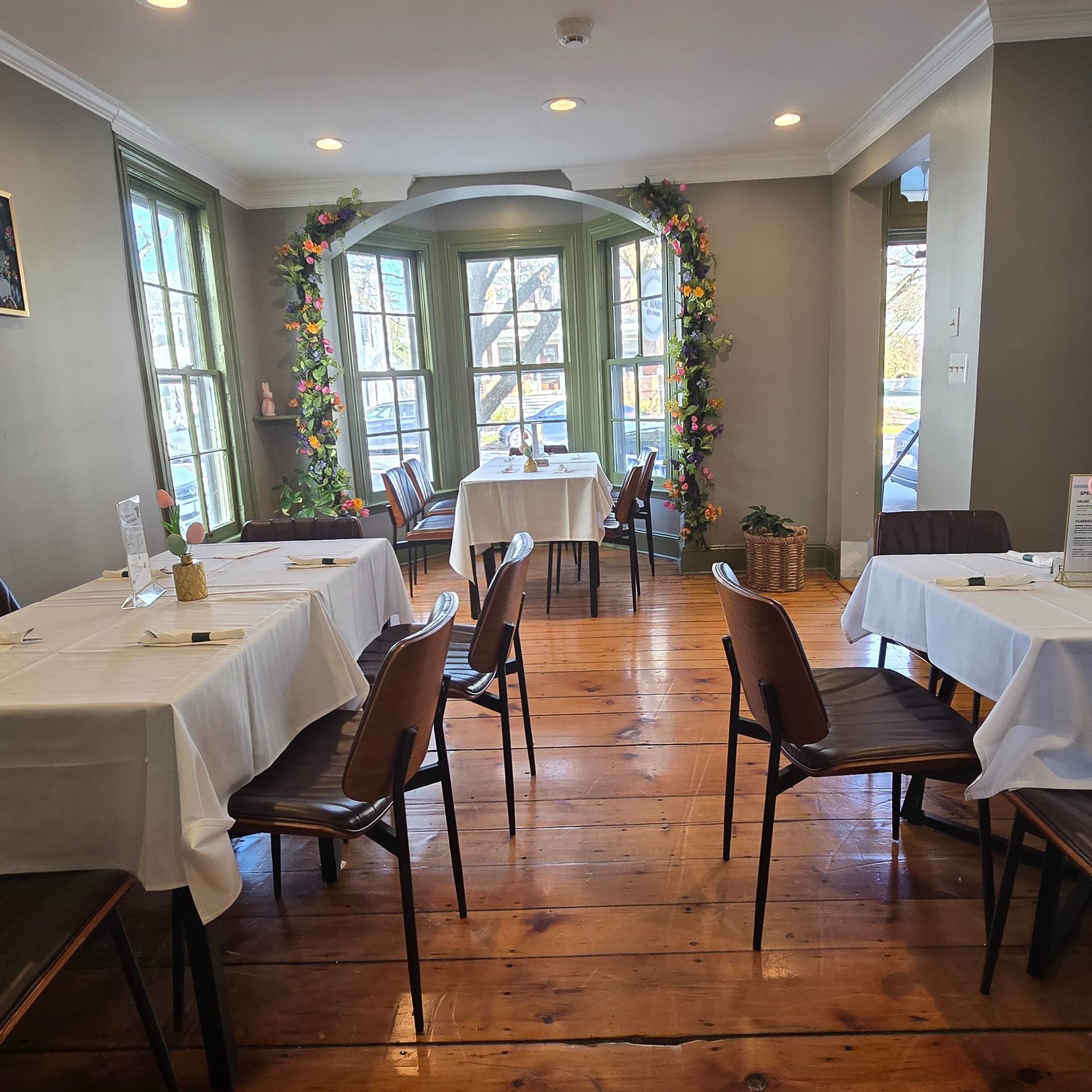 Relaxed Dine-In Experience